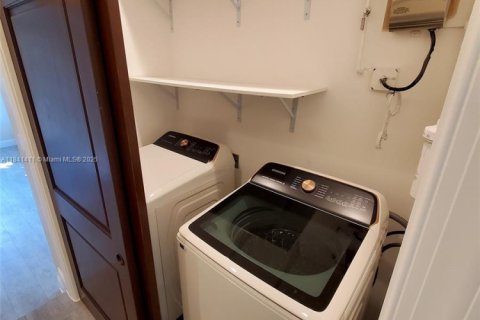 Casa en alquiler en Miami, Florida, 4 dormitorios, 167.22 m2 № 1832360 - foto 16