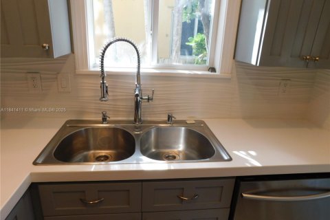 Casa en alquiler en Miami, Florida, 4 dormitorios, 167.22 m2 № 1832360 - foto 10