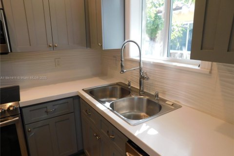 Casa en alquiler en Miami, Florida, 4 dormitorios, 167.22 m2 № 1832360 - foto 11