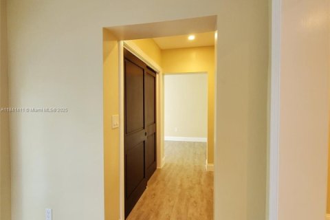 Casa en alquiler en Miami, Florida, 4 dormitorios, 167.22 m2 № 1832360 - foto 14