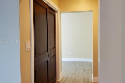 Casa en alquiler en Miami, Florida, 4 dormitorios, 167.22 m2 № 1832360 - foto 15