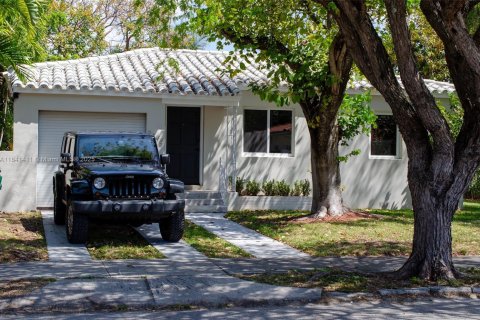 Casa en alquiler en Miami, Florida, 4 dormitorios, 167.22 m2 № 1832360 - foto 1