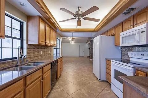House in Weeki Wachee, Florida 4 bedrooms, 212 sq.m. № 2131770 - photo 2