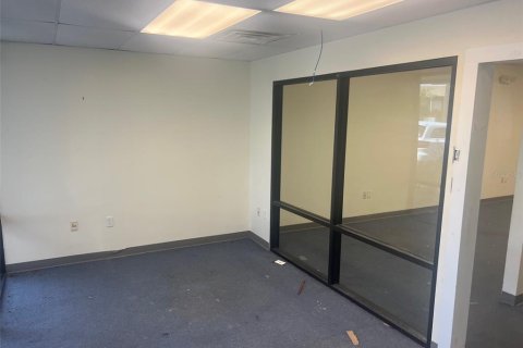 Propiedad comercial en alquiler en Gainesville, Florida, 154.31 m2 № 1894625 - foto 4