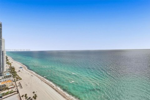 Condo in Sunny Isles Beach, Florida, 2 bedrooms  № 1943254 - photo 1