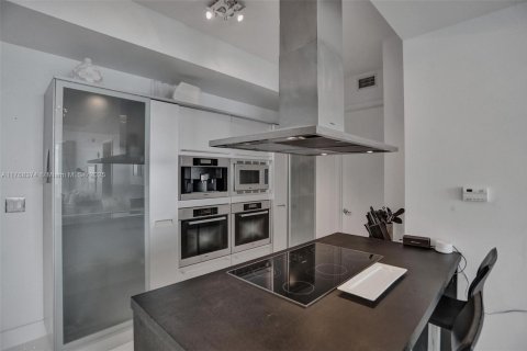 Condo in Sunny Isles Beach, Florida, 2 bedrooms  № 1943254 - photo 7