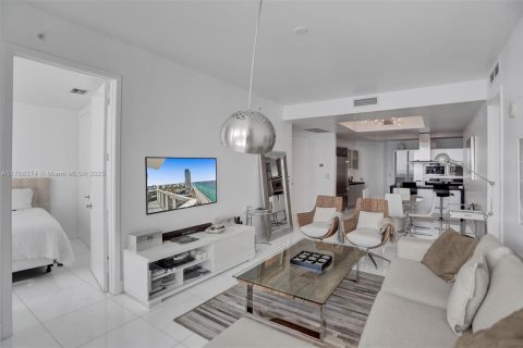 Condo in Sunny Isles Beach, Florida, 2 bedrooms  № 1943254 - photo 15
