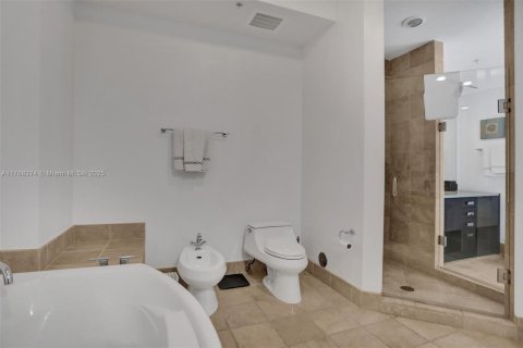 Condo in Sunny Isles Beach, Florida, 2 bedrooms  № 1943254 - photo 24