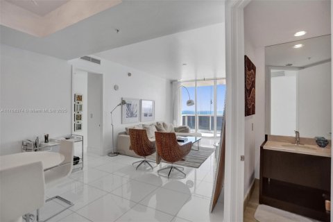 Condo in Sunny Isles Beach, Florida, 2 bedrooms  № 1943254 - photo 17