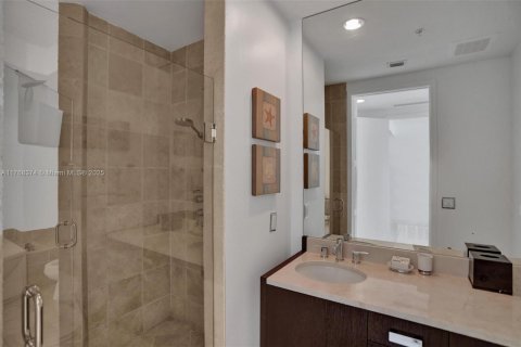 Condo in Sunny Isles Beach, Florida, 2 bedrooms  № 1943254 - photo 25