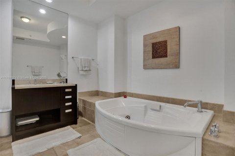 Condo in Sunny Isles Beach, Florida, 2 bedrooms  № 1943254 - photo 23