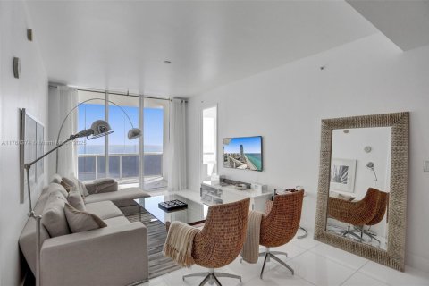 Condo in Sunny Isles Beach, Florida, 2 bedrooms  № 1943254 - photo 13