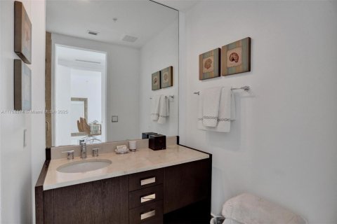 Condo in Sunny Isles Beach, Florida, 2 bedrooms  № 1943254 - photo 26