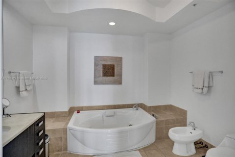 Condo in Sunny Isles Beach, Florida, 2 bedrooms  № 1943254 - photo 22
