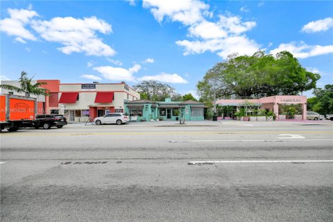 Commercial property in Miami, Florida № 2081428