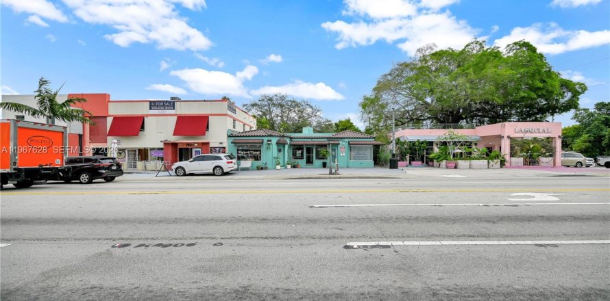 Commercial property in Miami, Florida № 2081428