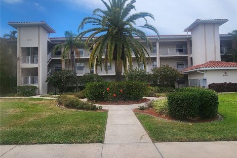 Condominio en alquiler en Bradenton, Florida, 2 dormitorios, 96.8 m2 № 1670686 - foto 1