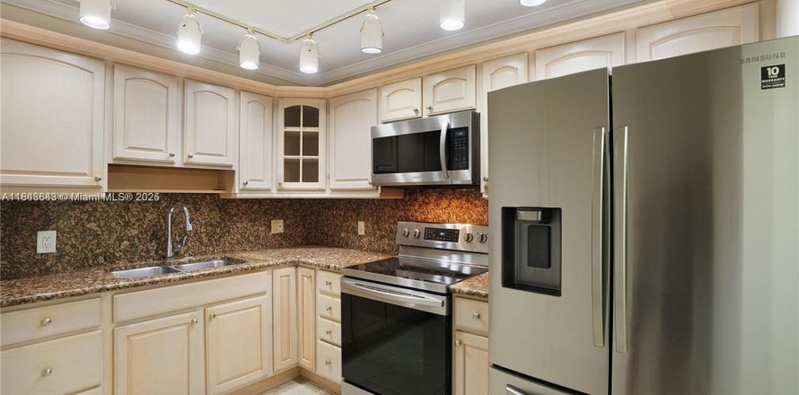 Condominio en Hollywood, Florida, 2 dormitorios  № 1936429