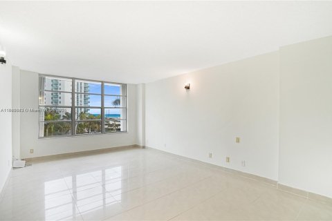 Condominio en venta en Hollywood, Florida, 2 dormitorios, 117.99 m2 № 1936429 - foto 5
