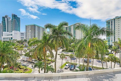 Condominio en venta en Hollywood, Florida, 2 dormitorios, 117.99 m2 № 1936429 - foto 13