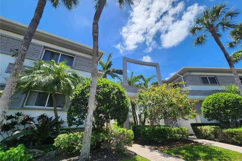 Copropriété à louer à Bay Harbor Islands, Floride: 3 chambres, 112.23 m2 № 1936318 - photo 1