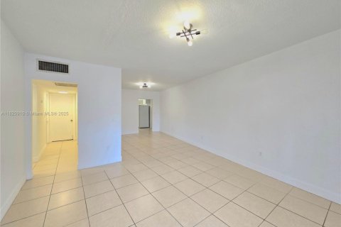 Copropriété à louer à Bay Harbor Islands, Floride: 3 chambres, 112.23 m2 № 1936318 - photo 24