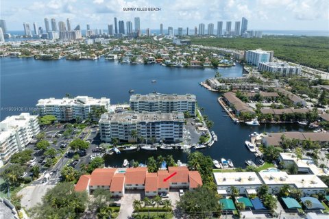 Touwnhouse à vendre à North Miami Beach, Floride: 3 chambres, 157 m2 № 1955612 - photo 1