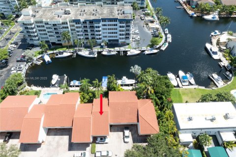 Touwnhouse à vendre à North Miami Beach, Floride: 3 chambres, 157 m2 № 1955612 - photo 2