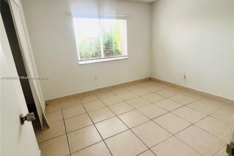 Casa en alquiler en Hialeah, Florida, 3 dormitorios, 108.7 m2 № 1930316 - foto 12