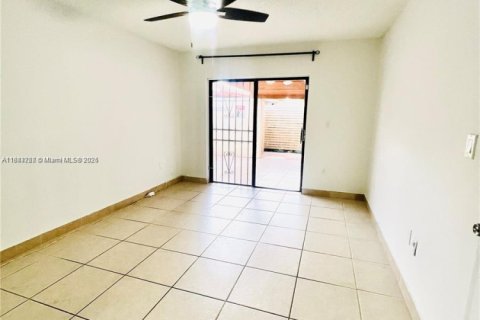 Casa en alquiler en Hialeah, Florida, 3 dormitorios, 108.7 m2 № 1930316 - foto 3
