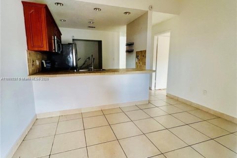 Casa en alquiler en Hialeah, Florida, 3 dormitorios, 108.7 m2 № 1930316 - foto 5
