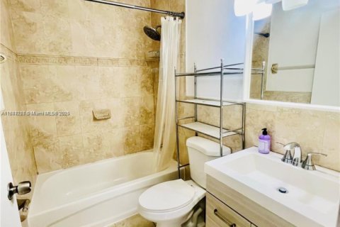 Casa en alquiler en Hialeah, Florida, 3 dormitorios, 108.7 m2 № 1930316 - foto 14