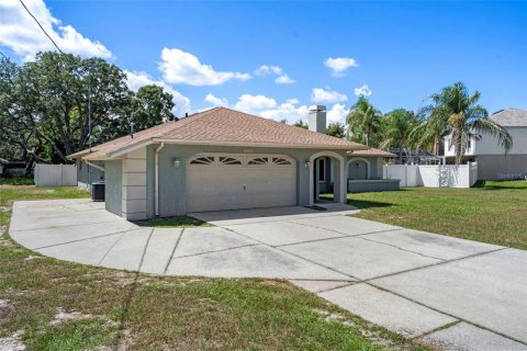 House in Spring Hill, Florida 4 bedrooms, 212 sq.m. № 2229430 - photo 4