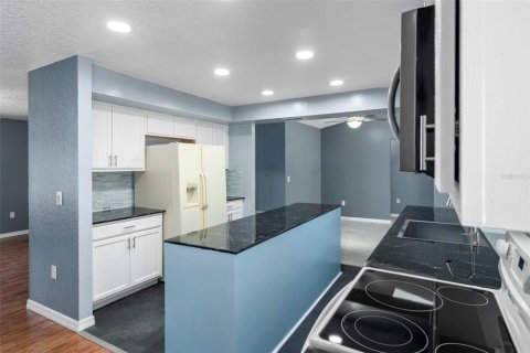 House in Spring Hill, Florida 4 bedrooms, 212 sq.m. № 2229430 - photo 18