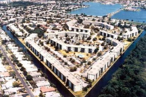 Condominio en alquiler en Oakland Park, Florida, 1 dormitorio, 69.68 m2 № 2026150 - foto 13