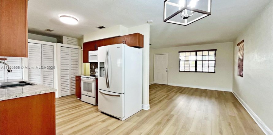 Casa en Hialeah, Florida 3 dormitorios, 185.43 m2 № 1928519