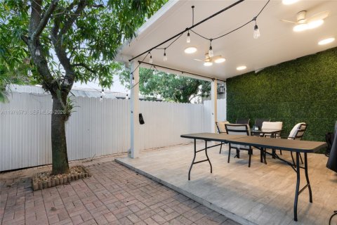 House in Miami, Florida 2 bedrooms, 184.69 sq.m. № 2040526 - photo 2