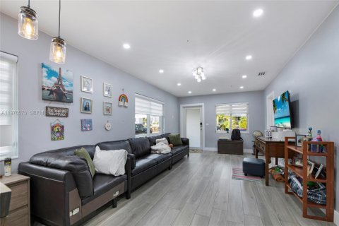 House in Miami, Florida 2 bedrooms, 184.69 sq.m. № 2040526 - photo 19