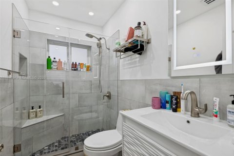 House in Miami, Florida 2 bedrooms, 184.69 sq.m. № 2040526 - photo 4