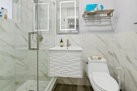 House in Miami, Florida 2 bedrooms, 184.69 sq.m. № 2040526 - photo 5