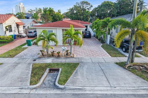 House in Miami, Florida 2 bedrooms, 184.69 sq.m. № 2040526