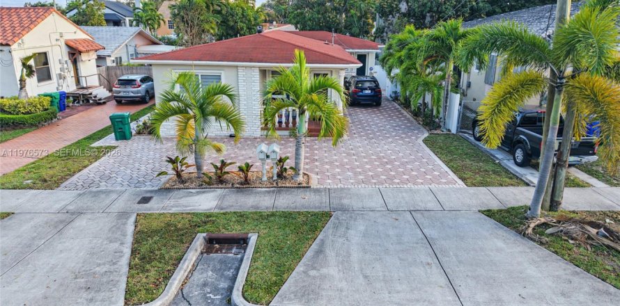 House in Miami, Florida 2 bedrooms, 184.69 sq.m. № 2040526