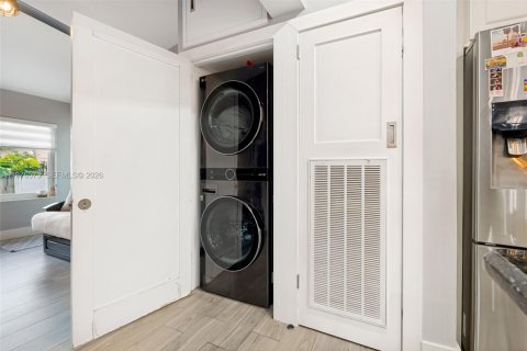 House in Miami, Florida 2 bedrooms, 184.69 sq.m. № 2040526 - photo 6