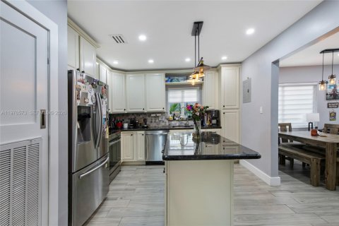 House in Miami, Florida 2 bedrooms, 184.69 sq.m. № 2040526 - photo 24