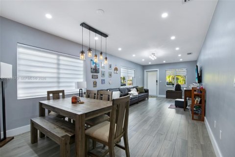 House in Miami, Florida 2 bedrooms, 184.69 sq.m. № 2040526 - photo 18