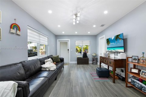 House in Miami, Florida 2 bedrooms, 184.69 sq.m. № 2040526 - photo 20