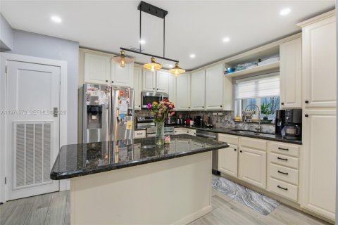 House in Miami, Florida 2 bedrooms, 184.69 sq.m. № 2040526 - photo 23