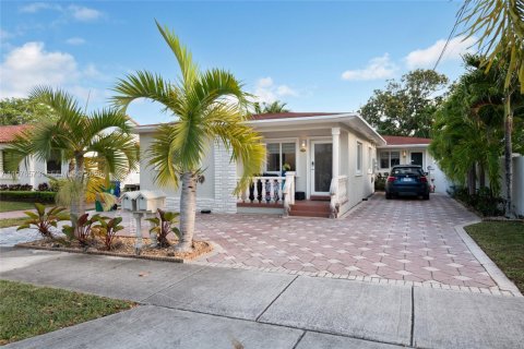 House in Miami, Florida 2 bedrooms, 184.69 sq.m. № 2040526 - photo 14