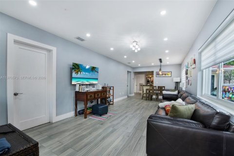 House in Miami, Florida 2 bedrooms, 184.69 sq.m. № 2040526 - photo 17