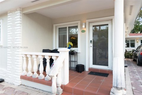 House in Miami, Florida 2 bedrooms, 184.69 sq.m. № 2040526 - photo 16